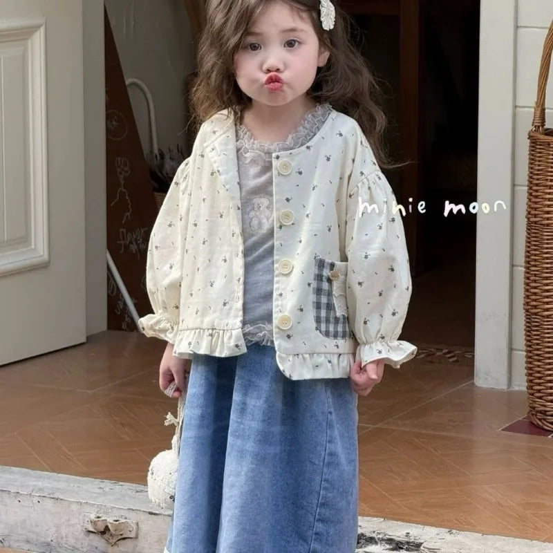 Ropa infantil, primavera 2025, nuevo estilo, versión coreana, chaqueta elegante de algodón con bolsillos y estampado floral a cuadros para niñas.
