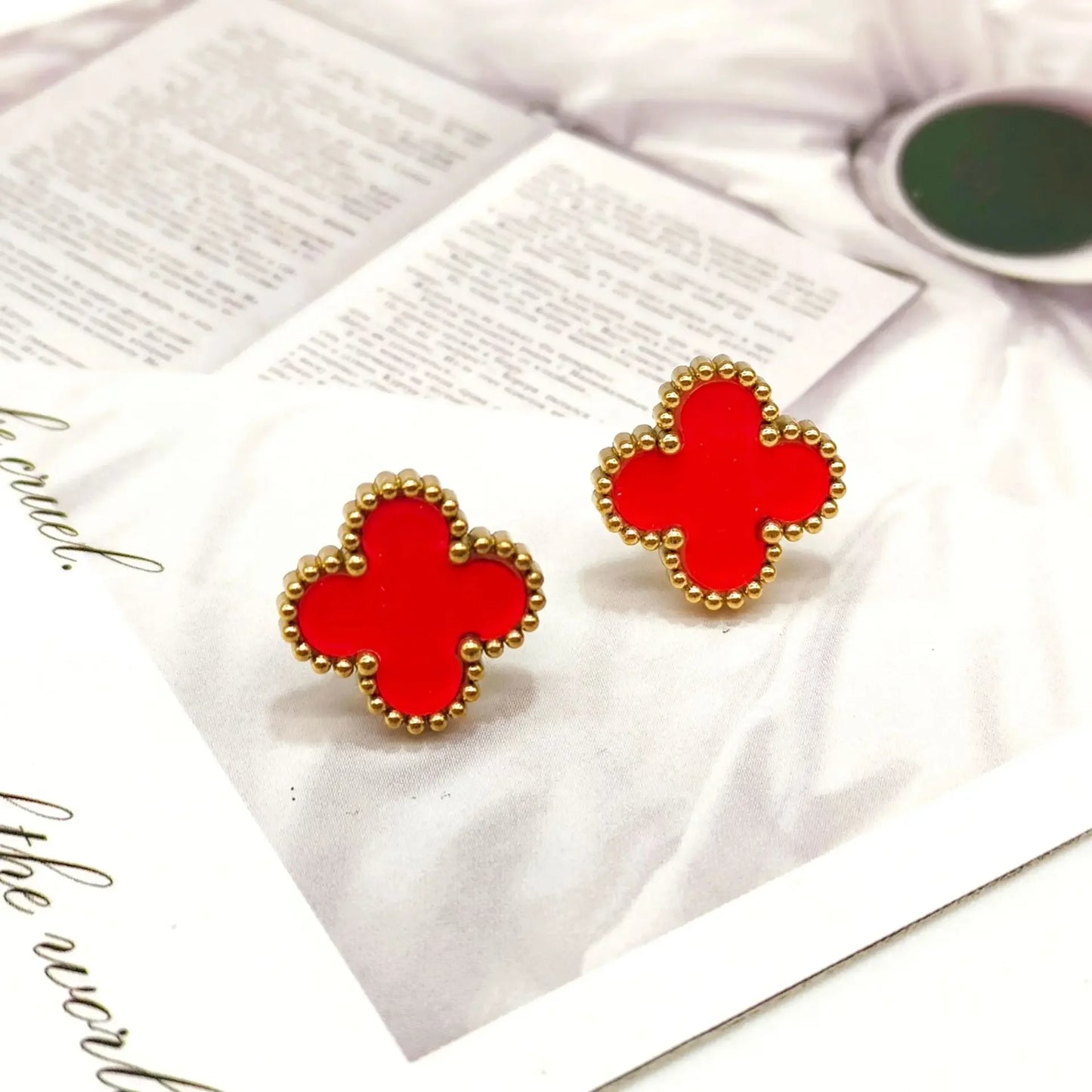 Pendientes de nácar con cuatro hojas de acero inoxidable con diseño de hierba de la suerte, chapados en oro y con retención de color, versátiles para mujer