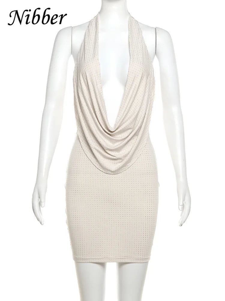 Vestido corto de color sólido con estampado de diamantes de imitación, estilo moderno, escote en V profundo y sin tirantes. Ideal para la moda femenina y la ropa urbana.