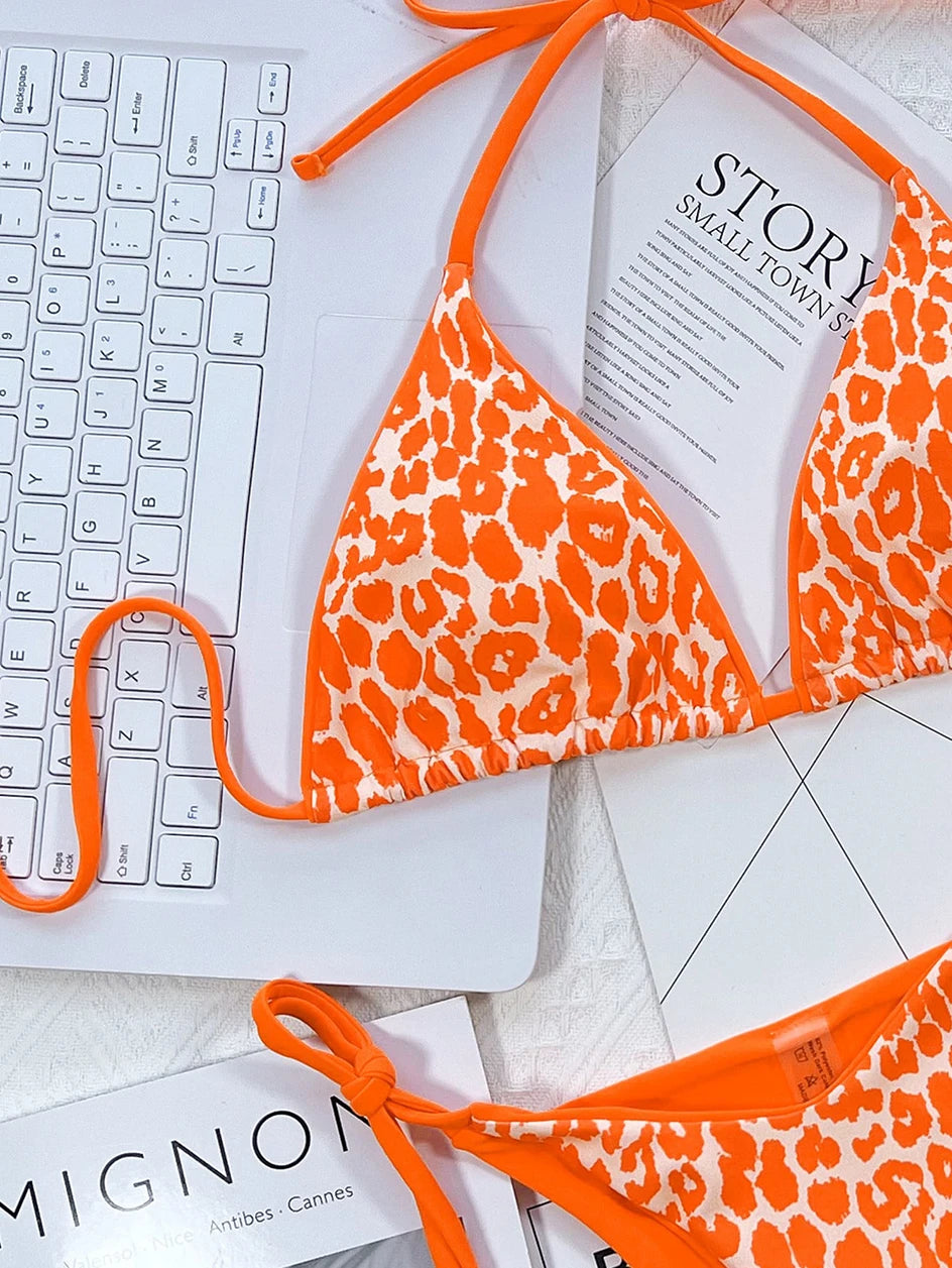 Microbikini de leopardo sexy para mujer, traje de baño femenino de 2023, conjunto de bikini tipo tanga, brasileño, con cuello halter, ropa de playa con cordones