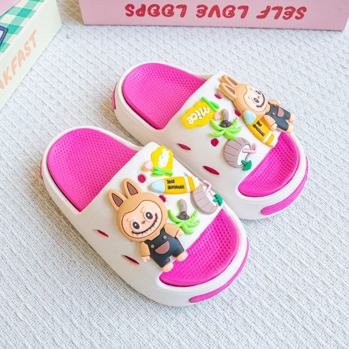 Nuevas zapatillas de surf de EVA con dibujos animados, sandalias antideslizantes de doble empalme a la moda con suela suave para niñas, zapatos versátiles y cómodos sin cordones.