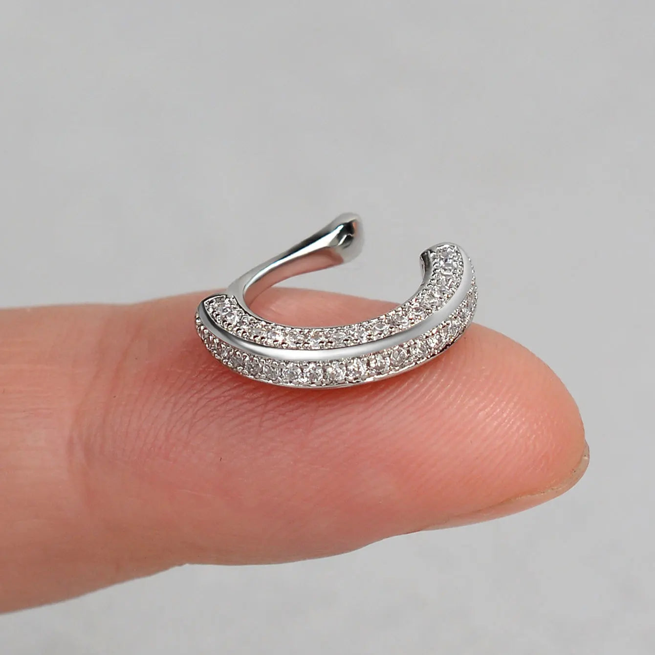 1 pieza de delicados pendientes de clip de circonita para mujer, con forma de corazón, sin perforaciones, pendientes de cartílago falsos para mujer, joyería de moda 2025