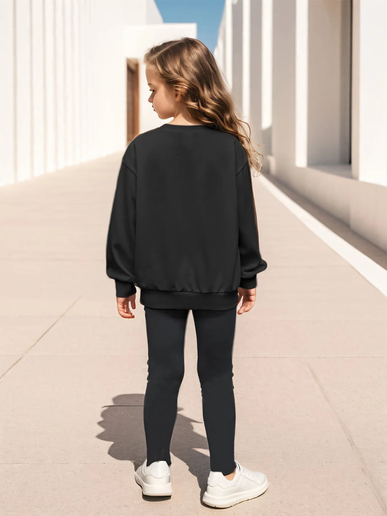 Conjunto de 2 piezas para niña "Mama'Sgirl" con sudadera de manga larga estampada y medias, cuello redondo versátil y cómodo para el hogar.