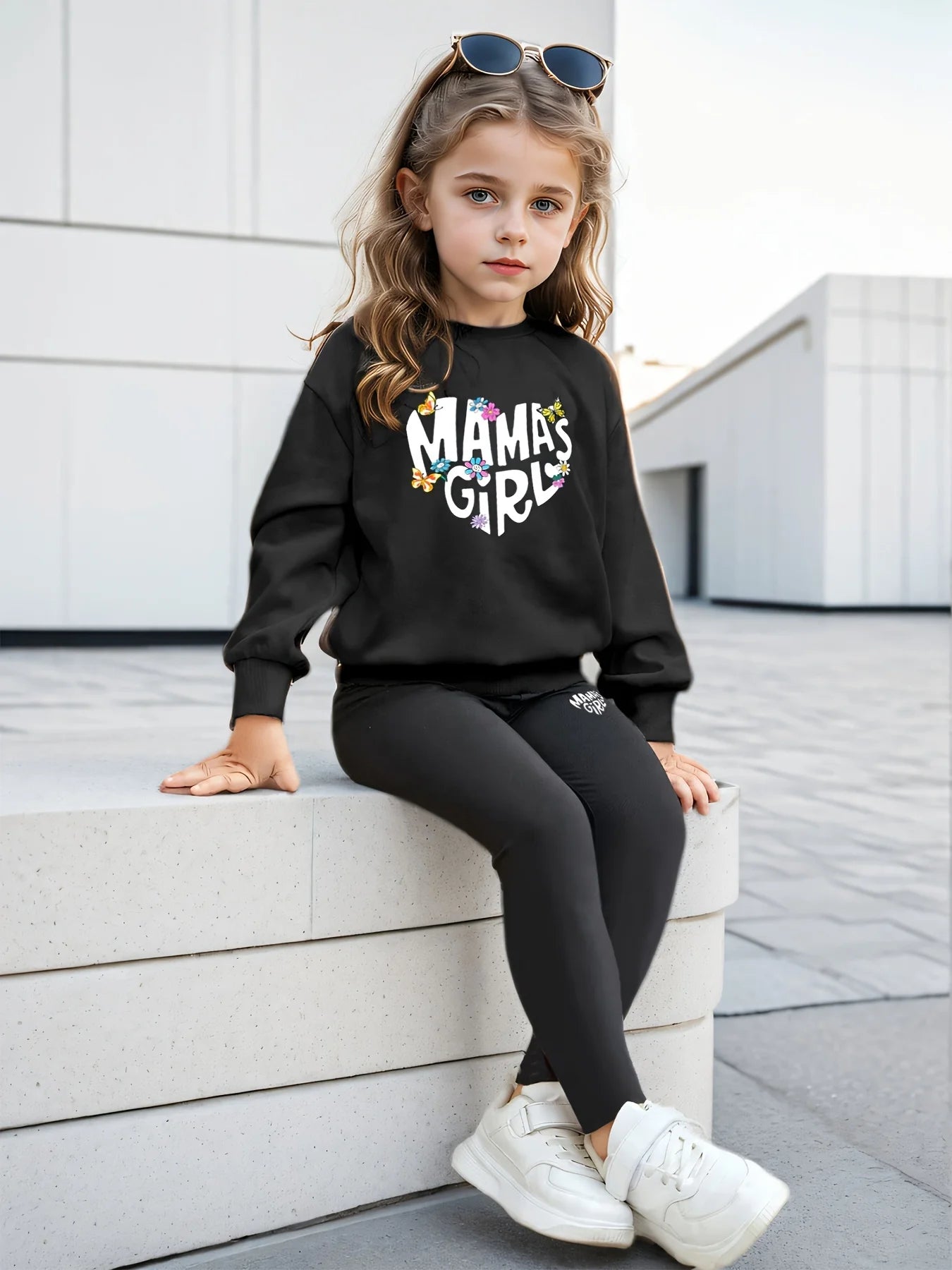Conjunto de 2 piezas para niña "Mama'Sgirl" con sudadera de manga larga estampada y medias, cuello redondo versátil y cómodo para el hogar.