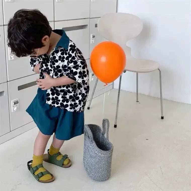 Ropa para niños 2025, nuevo traje de flores de moda para bebé, camisa de manga corta, pantalones cortos, elegante conjunto de dos piezas de pantalones cortos casuales retro.