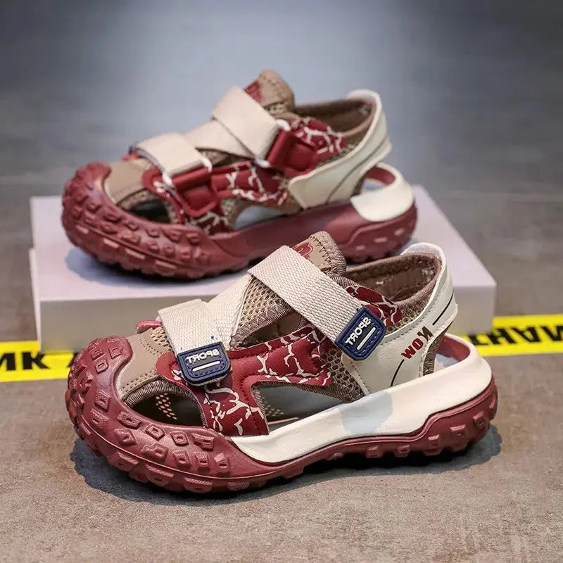 Sandalias para niños con puntera cerrada, superficie de malla hueca, zapatos deportivos antideslizantes de suela blanda, nuevo estilo de verano 2025, calzado casual