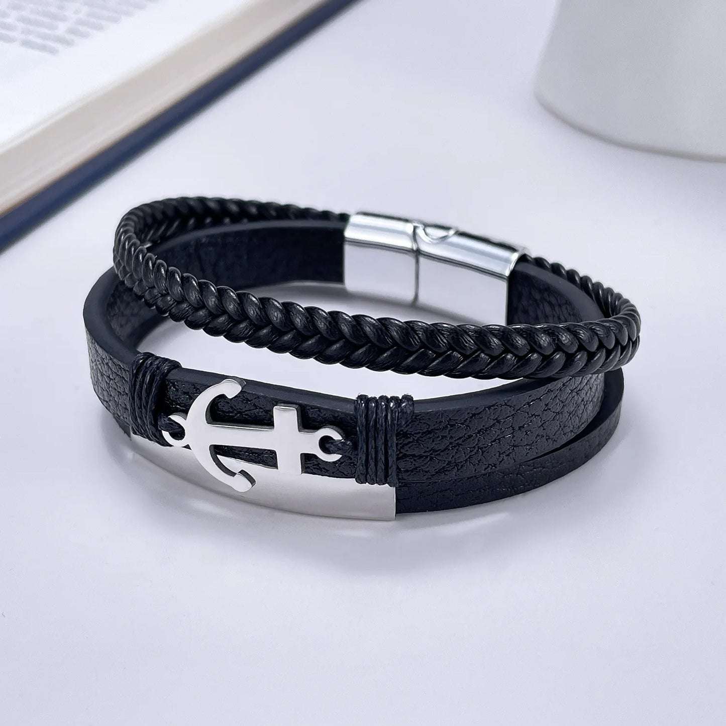 Pulsera de cuero para hombre. Pulsera de cuero trenzado multicapa versátil con forma de ancla retro, adecuada para regalos de hombre.