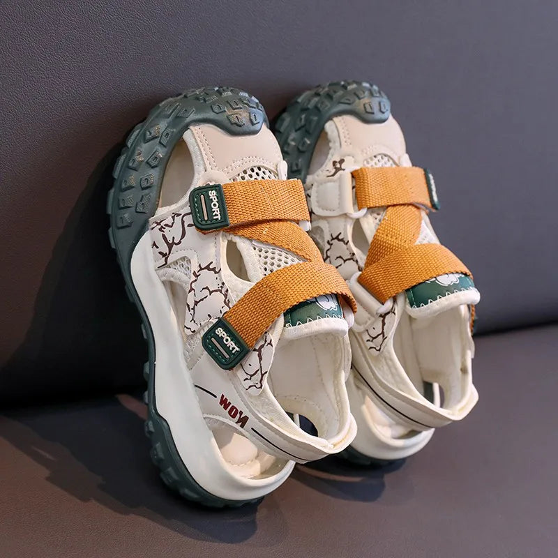 Sandalias para niños con puntera cerrada, superficie de malla hueca, zapatos deportivos antideslizantes de suela blanda, nuevo estilo de verano 2025, calzado casual