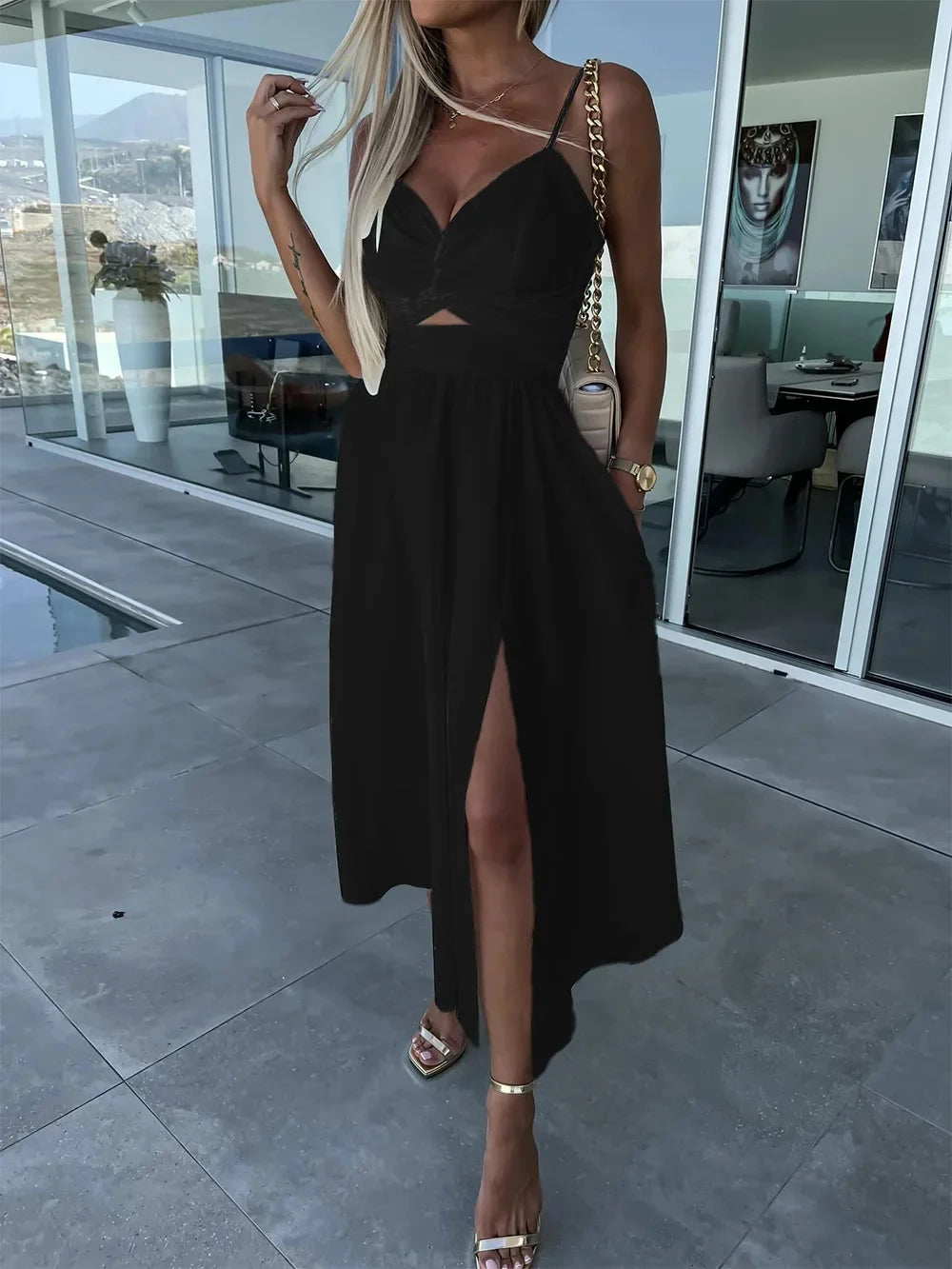 Vestido de mujer con nuevo estilo, cuello en V, corte amplio, que estiliza y suaviza la silueta, espalda abierta y largo medio.