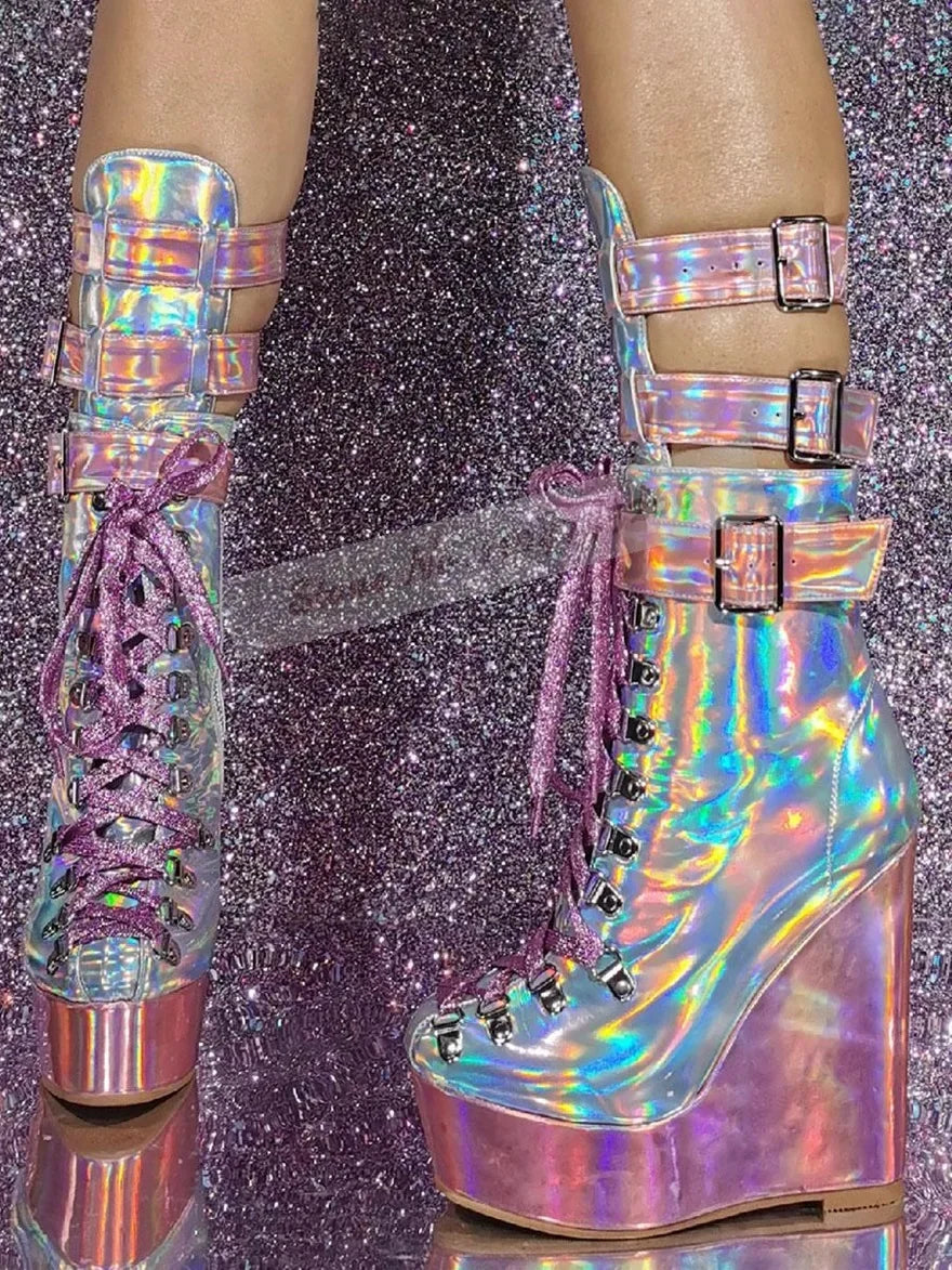 Botines ALMUDENA con holograma iridiscente en color plata y rosa, con plataforma alta y tacón grueso, metalizado mate