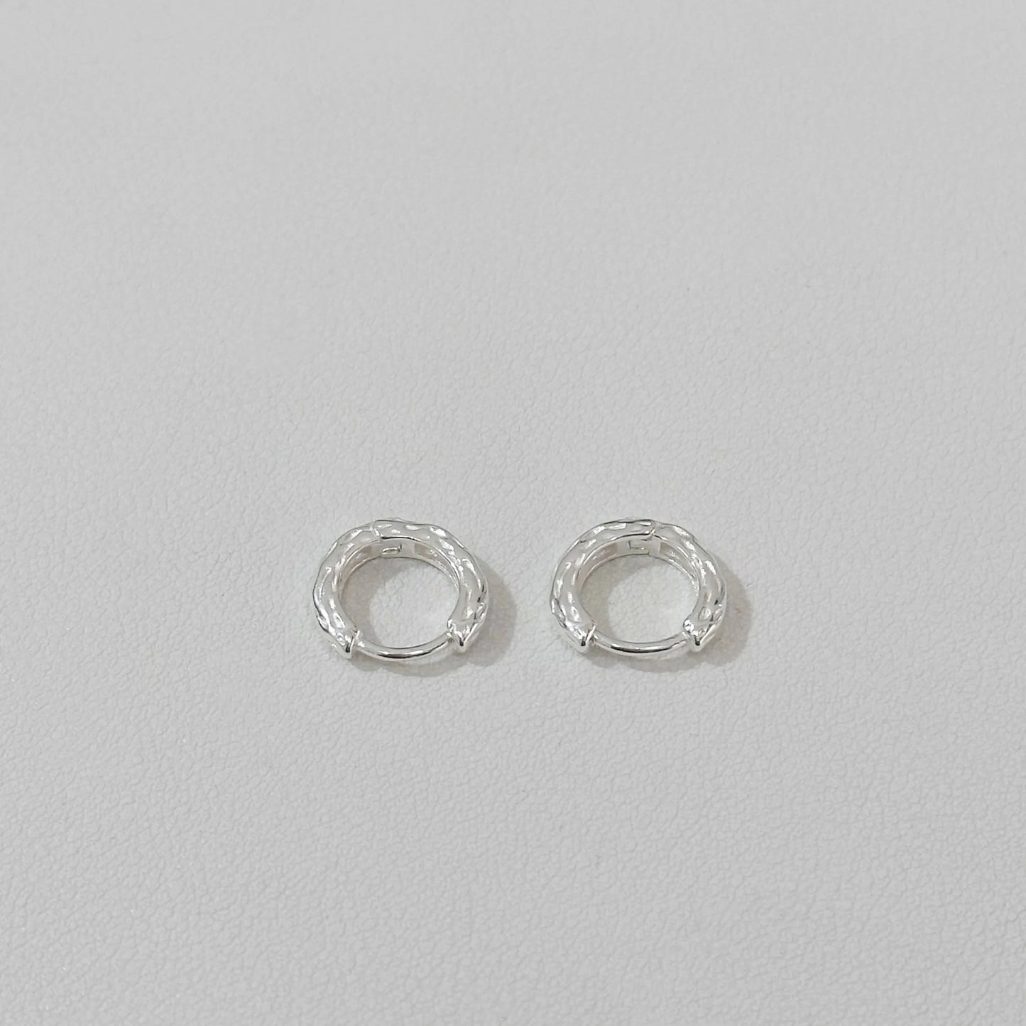 Pendientes de aro sencillos de lava circular de plata esterlina S925, martillados, con un temperamento exquisito coreano.