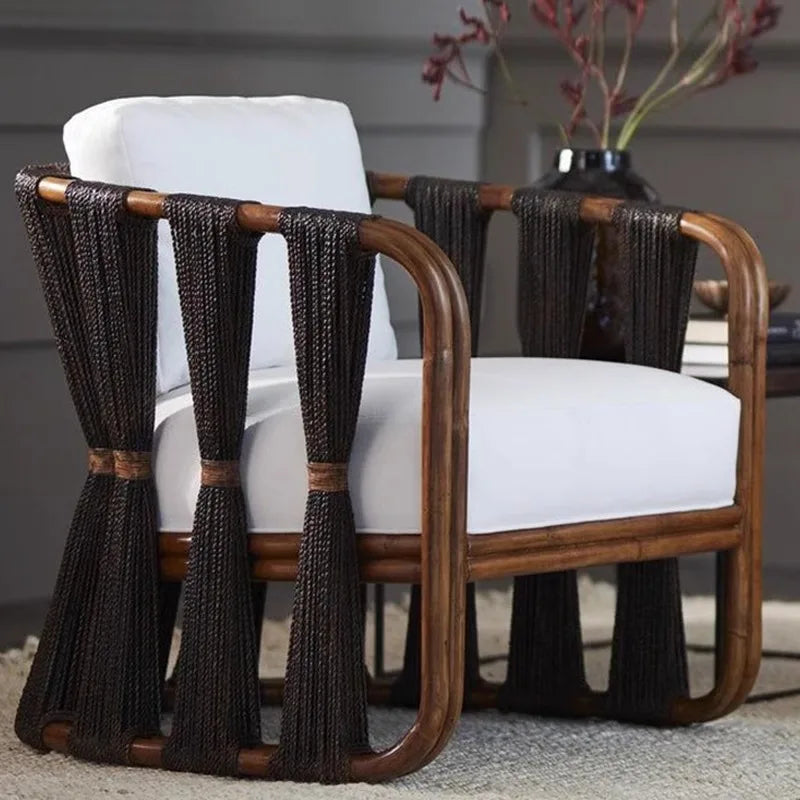 Moderno conjunto de muebles de exterior de aluminio con aspecto de madera, sofá de ratán y mesa de centro para patio, balcón, terraza o salón de jardín de hotel.