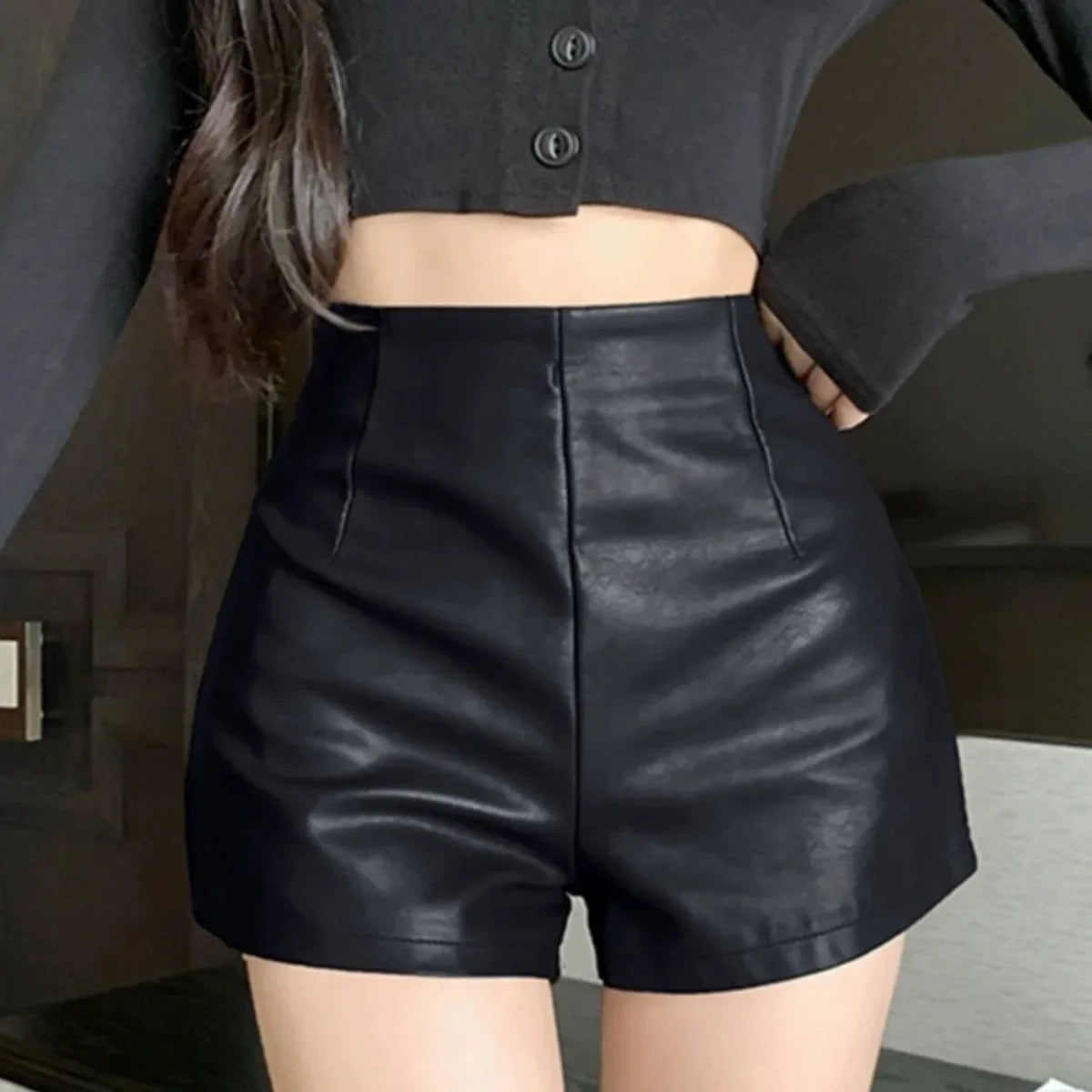 Pantalones cortos de cuero negro para mujer, novedad de otoño 2023, de cintura alta, ajustados, informales, de corte A, para una silueta estilizada y suave.