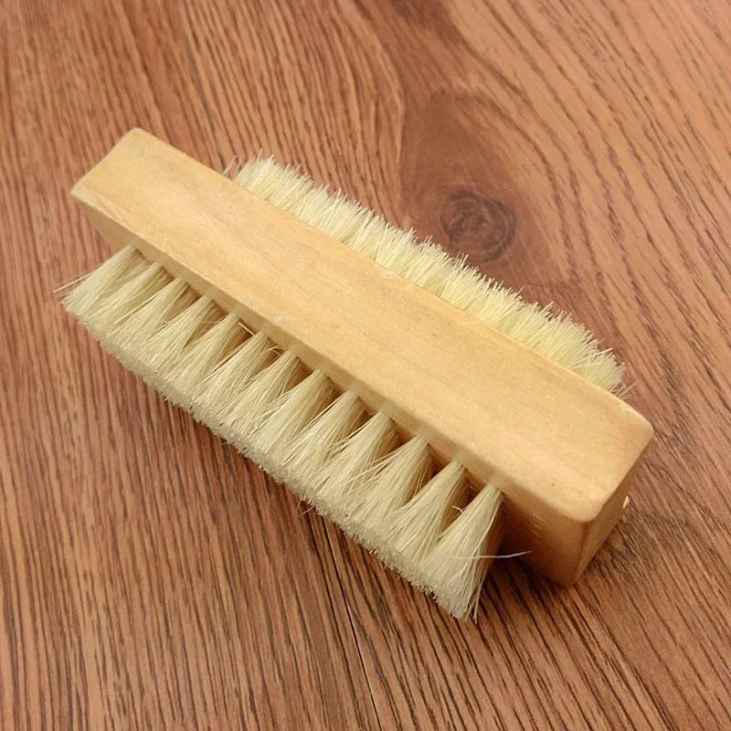 Cepillo de cerdas para manicura y pedicura con mango de madera de doble cara y cerdas de nailon para baño de uñas.