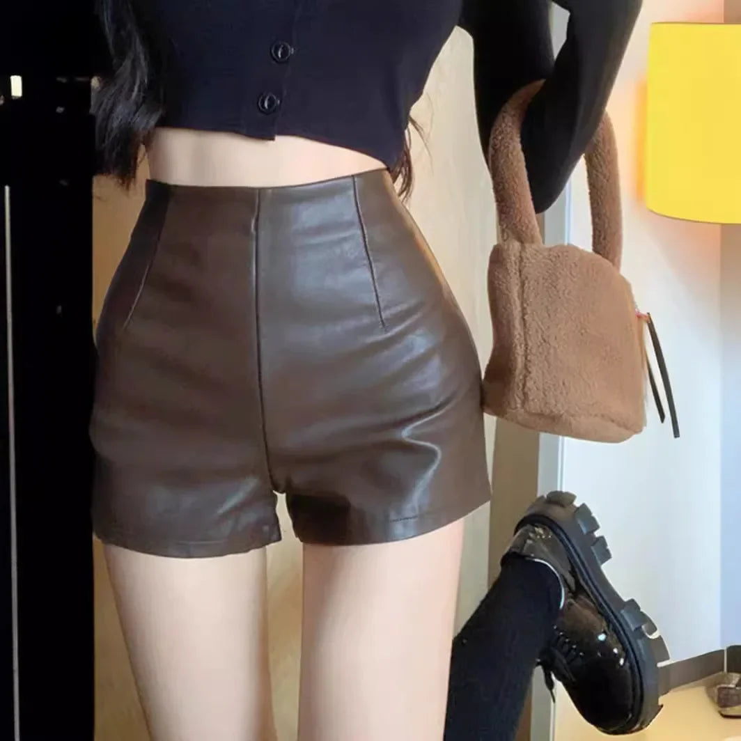Pantalones cortos de cuero negro para mujer, novedad de otoño 2023, de cintura alta, ajustados, informales, de corte A, para una silueta estilizada y suave.