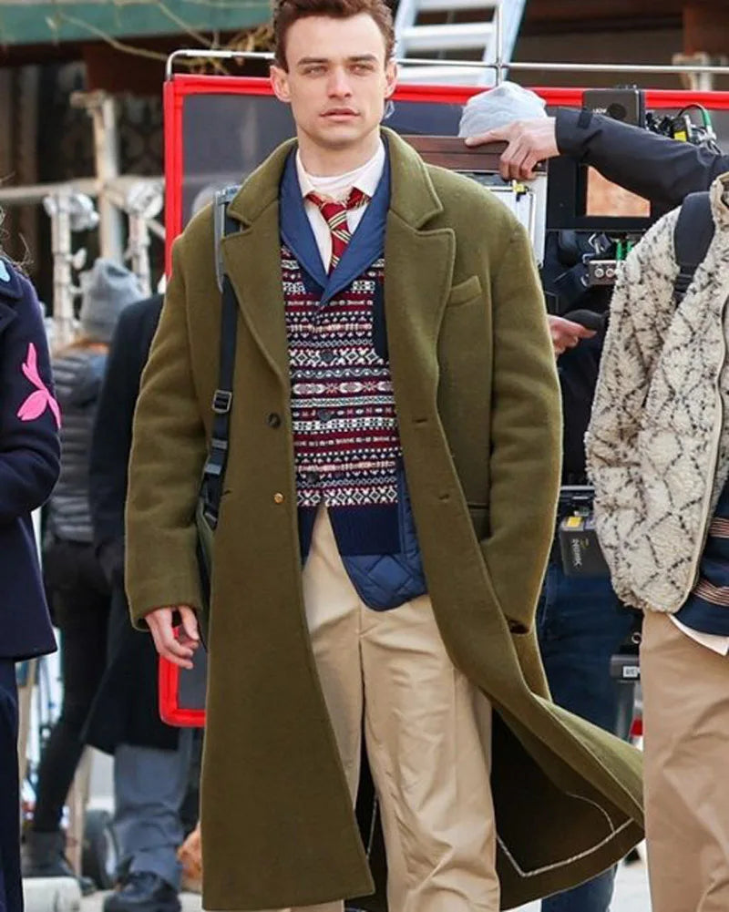 Abrigo verde de Thomas Doherty Gossip Girl temporada 2