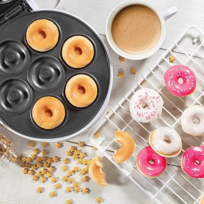 Mini máquina para hacer donas de 1000 W con superficie antiadherente. Prepara 7 donas pequeñas. Ideal para postres infantiles.