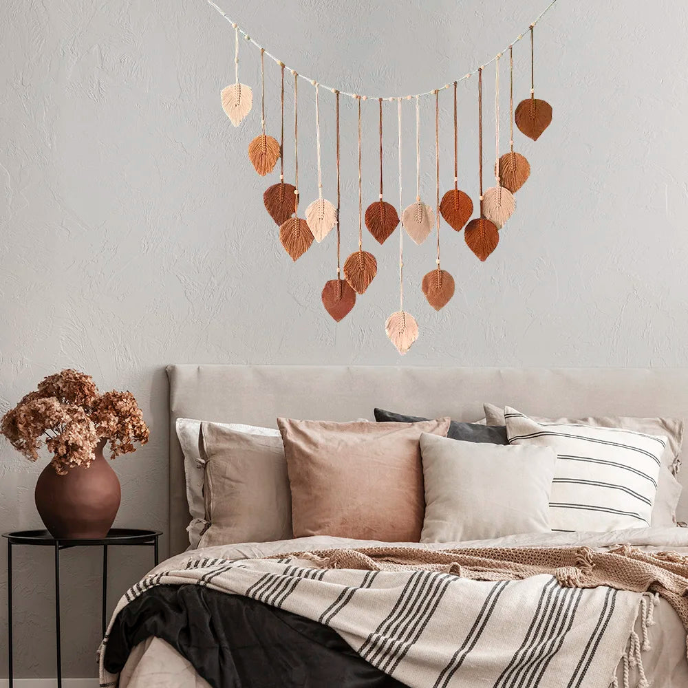 Decoración bohemia para el hogar, tapiz de macramé con hojas y plumas, decoración colgante de pared para sala de estar y dormitorio, arte de pared bohemio para el hogar.