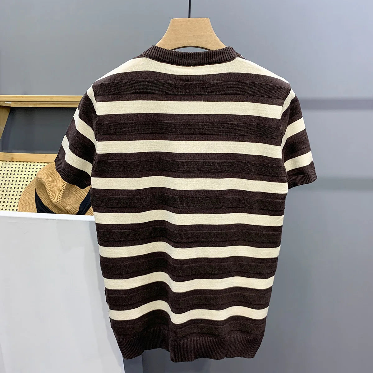 Camiseta de seda helada de verano a rayas blancas y negras de manga corta con cuello redondo para hombre, camiseta de media manga para hombre