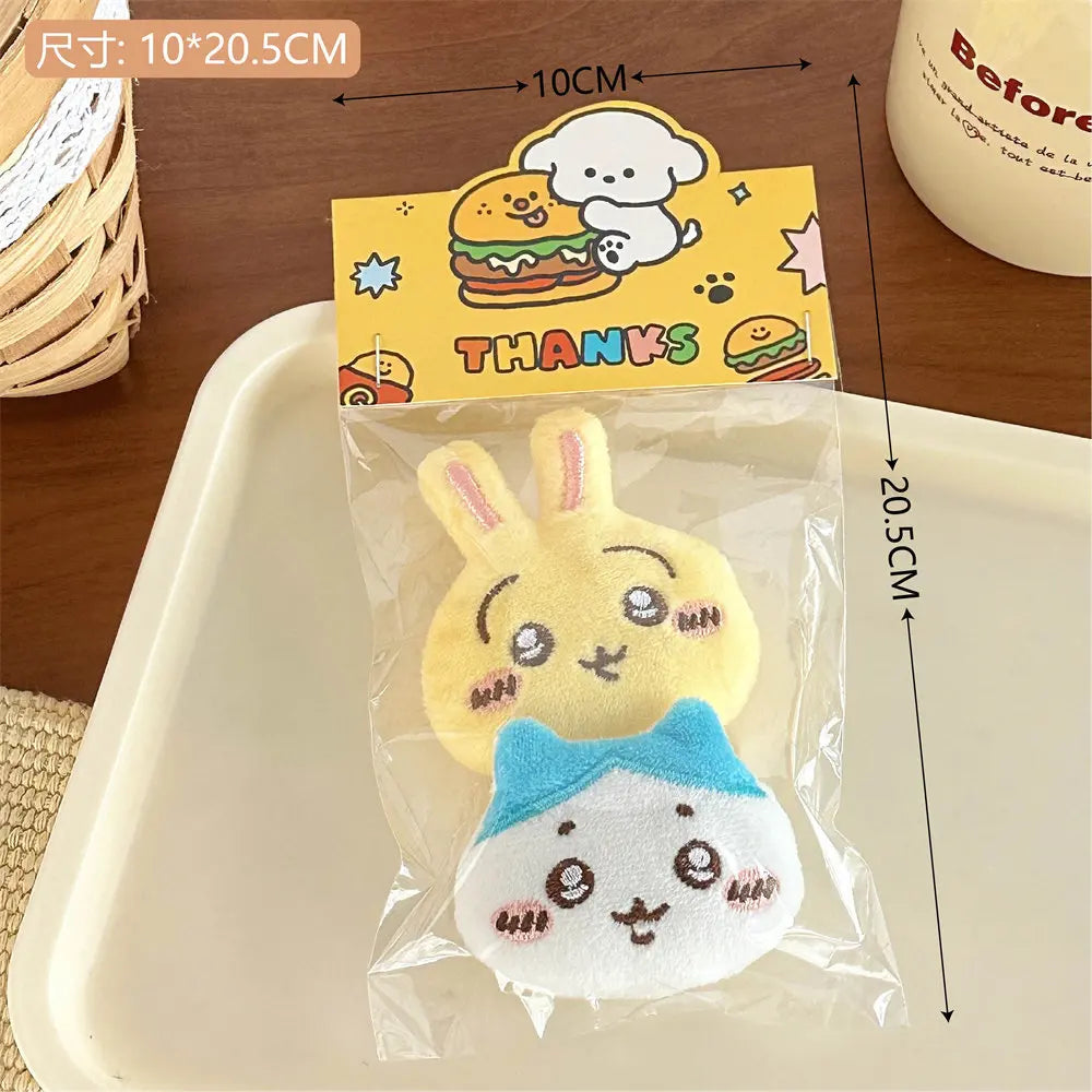 Lindo broche de peluche de dibujos animados de Chiikawa, decoración para mochila de niña, bolso, colgante, accesorio, muñeca, bufanda, ropa, prendedor, regalo para niños