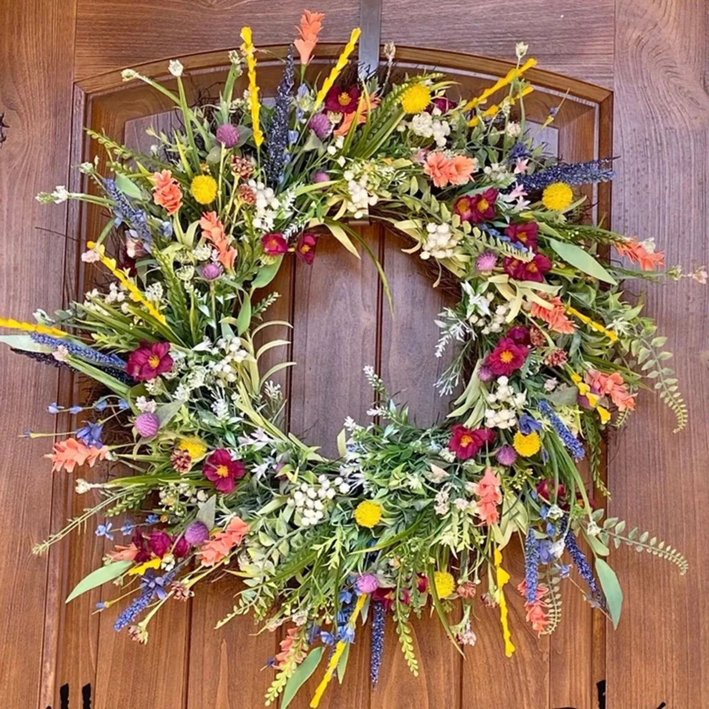 Las coronas artificiales grandes son adecuadas para la decoración interior de ventanas y puertas de entrada y se pueden usar como adornos para fiestas.