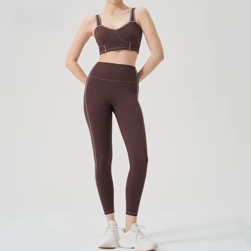 Ropa de yoga, un conjunto deportivo de alta gama, de color sólido, de alta elasticidad, ajustado y de alta intensidad, ropa de fitness para mujer adecuada para el gimnasio.