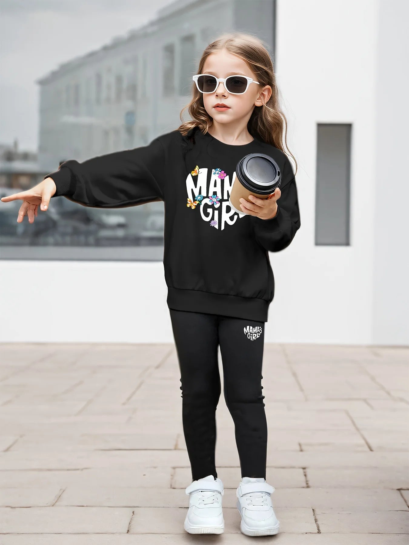Conjunto de 2 piezas para niña "Mama'Sgirl" con sudadera de manga larga estampada y medias, cuello redondo versátil y cómodo para el hogar.