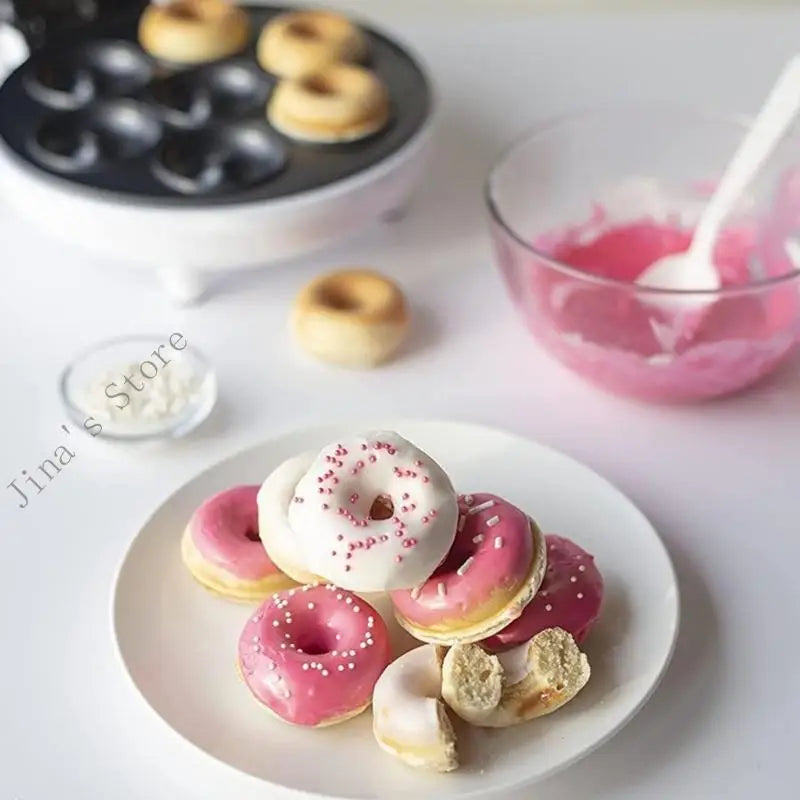 Mini máquina para hacer donas de 1000 W con superficie antiadherente. Prepara 7 donas pequeñas. Ideal para postres infantiles.