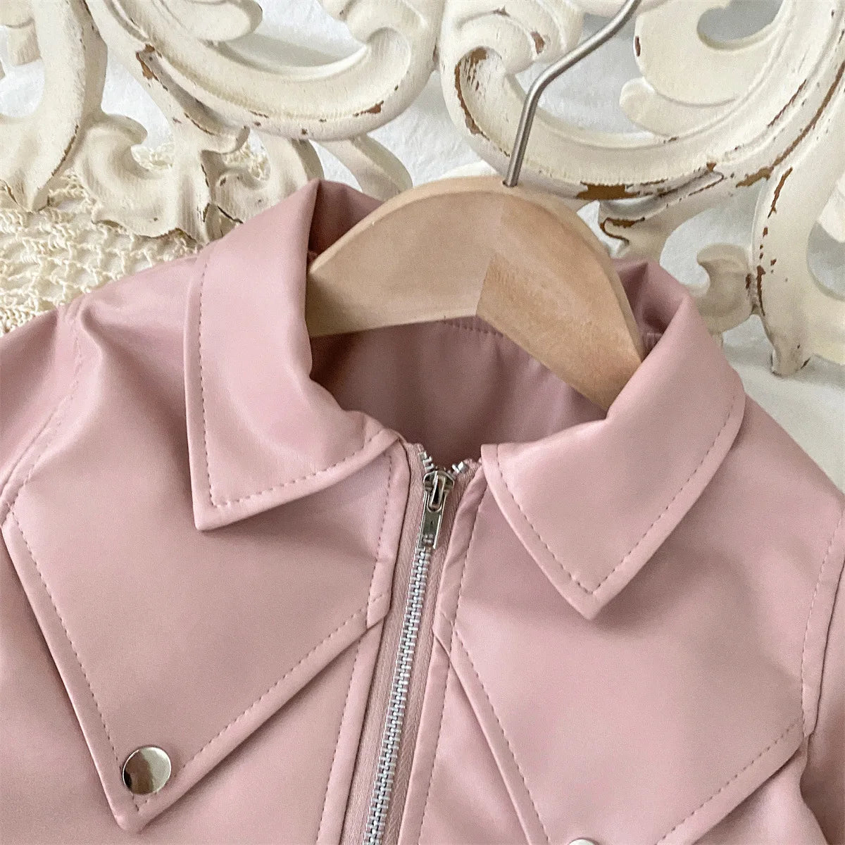 Conjunto de ropa infantil 2025, otoño, nueva y genial chaqueta de cuero sintético para niñas con falda corta, conjunto de dos piezas a la moda.