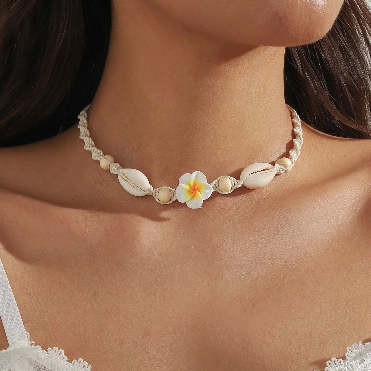 Conjunto de pulsera y collar de conchas multicolores tejidas a mano, joyería de cerámica suave estilo vacaciones en la playa con diseño de flor de huevo bohemia