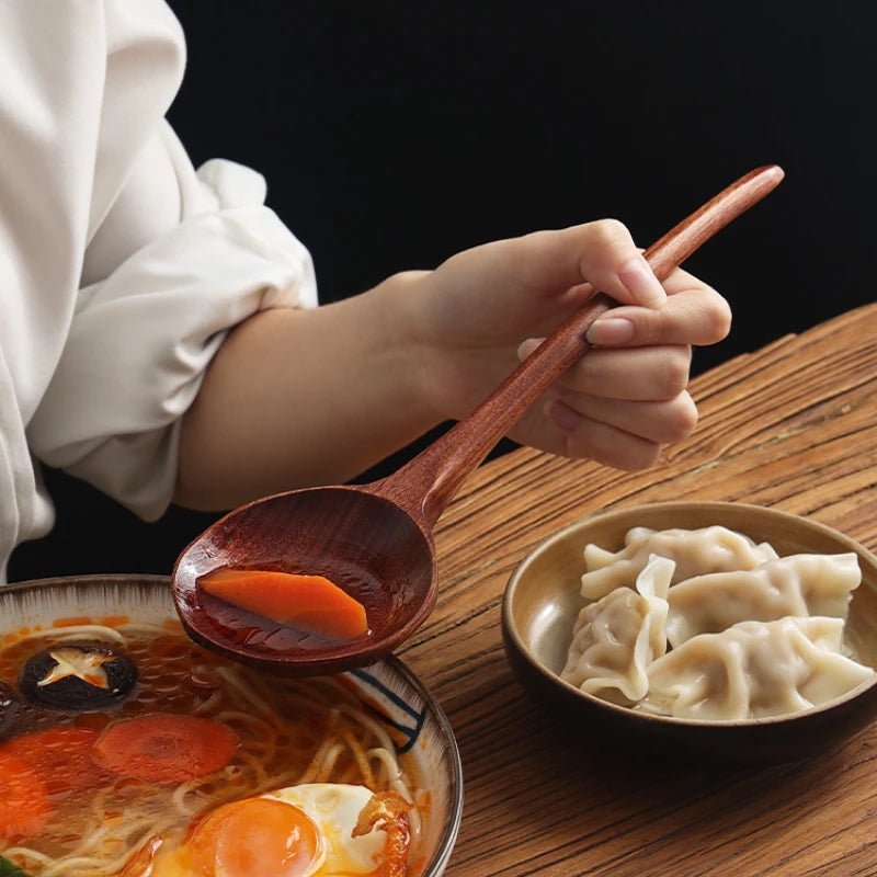 Cuchara de sopa grande de madera creativa con mango largo y forma de tortuga, ideal para comer en restaurantes domésticos.