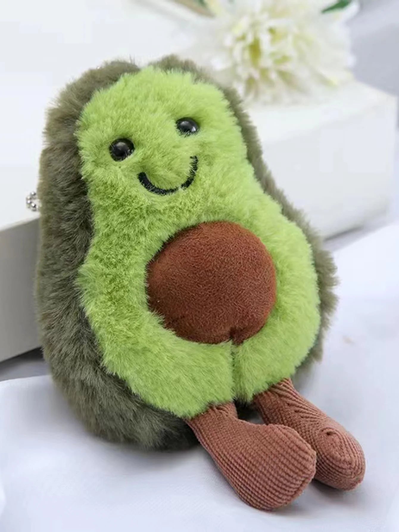 Un lindo juguete de peluche de aguacate para mascotas, adecuado para la compañía diaria de perros pequeños y medianos.