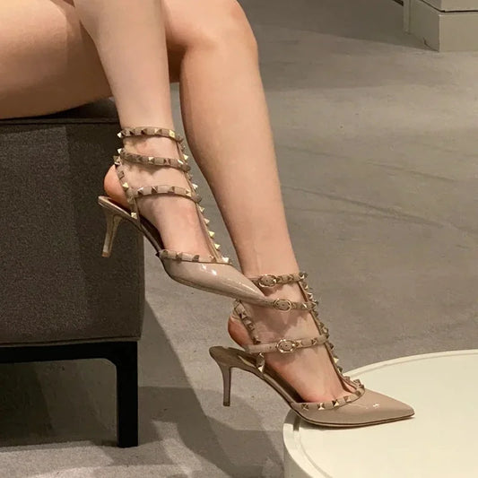 Sandalias Baotou de verano para mujer, con punta puntiaguda, remaches de boca baja, corte A, tacones altos antideslizantes y resistentes al desgaste.