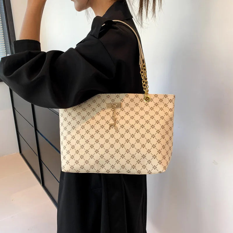 Nuevo bolso de mano para presbicia, de piel suave y textura, de gran capacidad, para mujer, con accesorios colgantes, bolso de hombro.