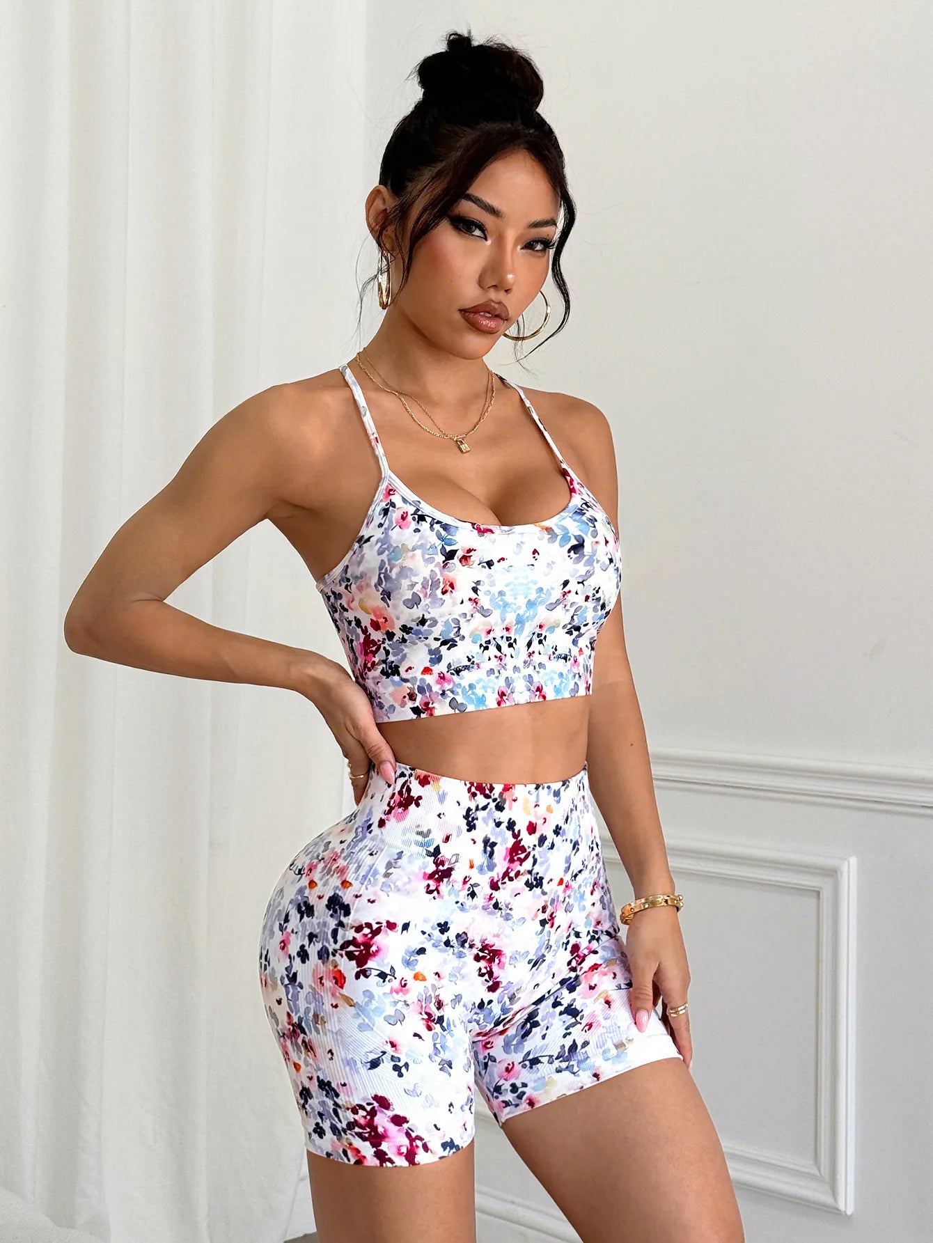 Conjunto de yoga para mujer, camisola deportiva sin costuras en la espalda y pantalones cortos de yoga con realce de cadera, transpirable y de secado rápido.