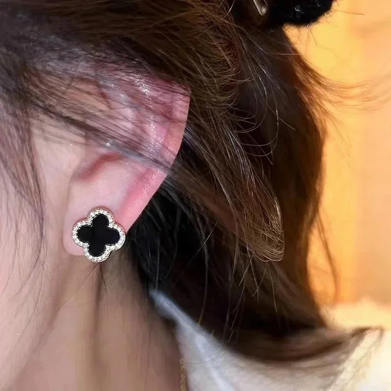 Pendientes clásicos de flor de cuatro hojas para mujer, sin perforaciones, con espiral antimosquitos, con clip, sin dolor, a la moda, versátiles y para desplazamientos diarios.