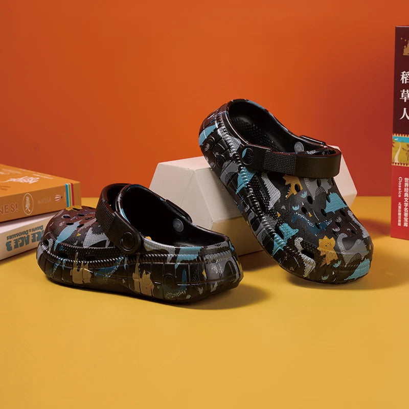 Pantuflas infantiles de moda, ligeras y con un diseño refrescante que combina colores para niños como este.