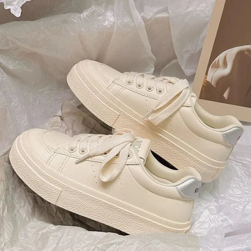 Zapatos de mujer de cuero con suela gruesa y cremosa, de corte bajo, elegantes y versátiles, estilo nuevo para otoño, para estudiantes, planos