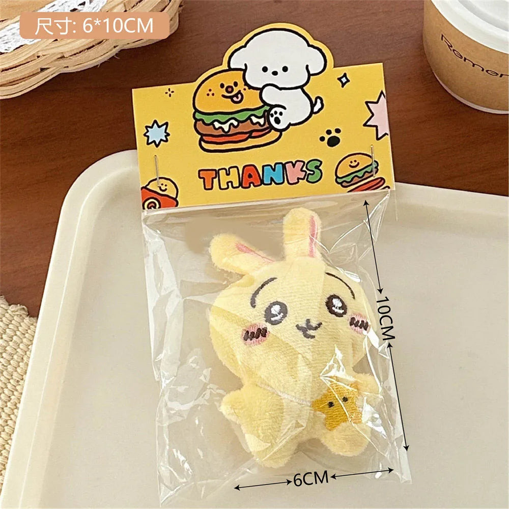 Lindo broche de peluche de dibujos animados de Chiikawa, decoración para mochila de niña, bolso, colgante, accesorio, muñeca, bufanda, ropa, prendedor, regalo para niños