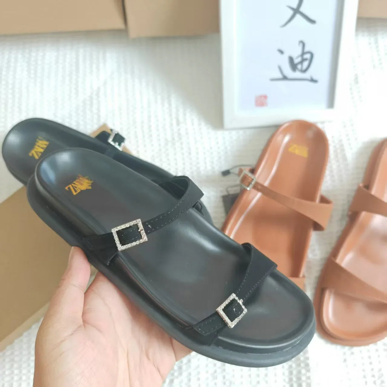 Sandalias planas ZAR para mujer, de satén de seda, con hebilla y diamantes, negras, modernas, sin cordones.