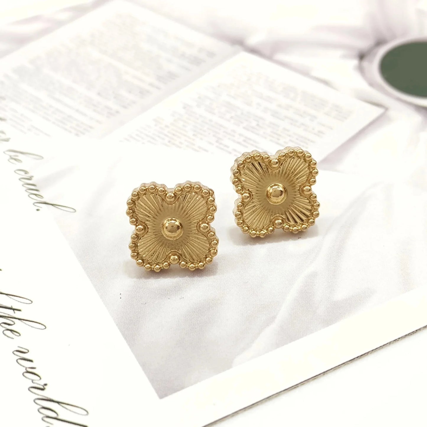 Pendientes de nácar con cuatro hojas de acero inoxidable con diseño de hierba de la suerte, chapados en oro y con retención de color, versátiles para mujer