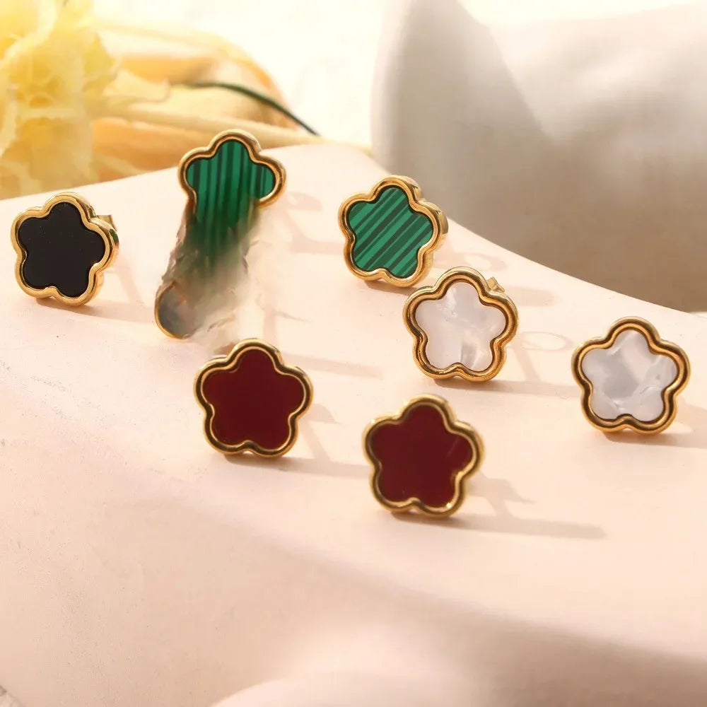 Conjunto de joyería con accesorios rústicos de flores de acero de titanio y concha blanca, pendientes de acrílico y collar sencillo.