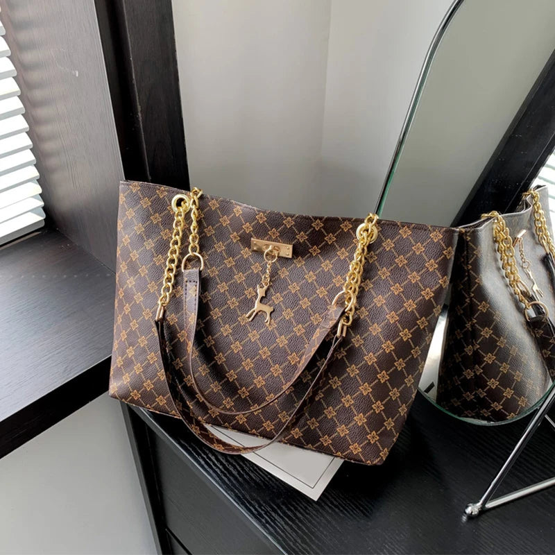 Nuevo bolso de mano para presbicia, de piel suave y textura, de gran capacidad, para mujer, con accesorios colgantes, bolso de hombro.