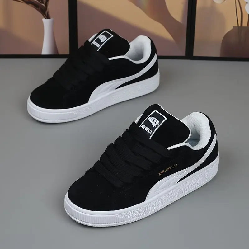 2025 Nuevos zapatos de pan para pareja para mujer, bajos, de suela gruesa, casuales, de moda, para patineta, zapatos blancos, material de PU, antideslizantes