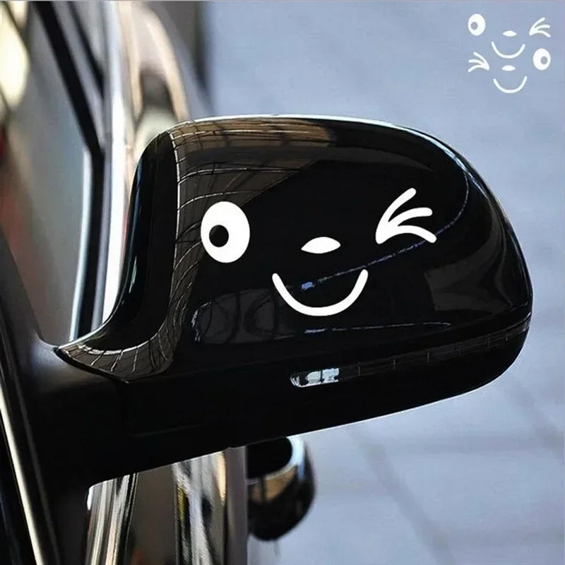 2 pegatinas reflectantes con sonrisa para espejo retrovisor de coche, diseño de cara sonriente de dibujos animados para todos los coches.