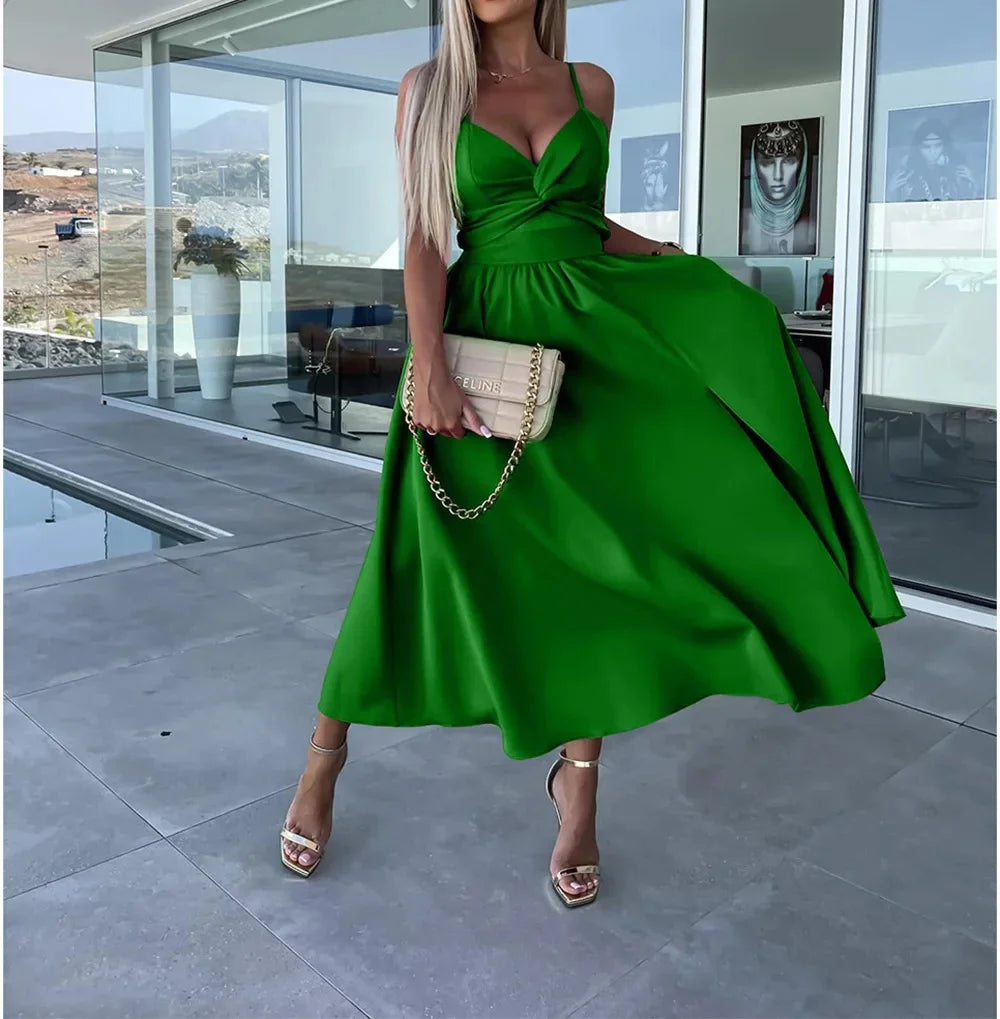 Vestido de mujer con nuevo estilo, cuello en V, corte amplio, que estiliza y suaviza la silueta, espalda abierta y largo medio.