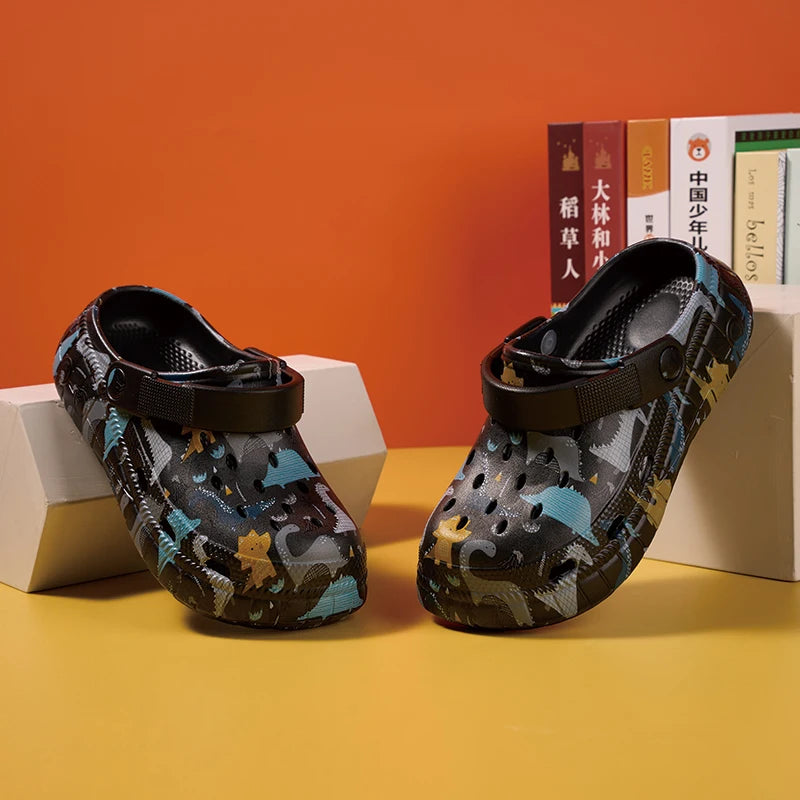 Pantuflas infantiles de moda, ligeras y con un diseño refrescante que combina colores para niños como este.