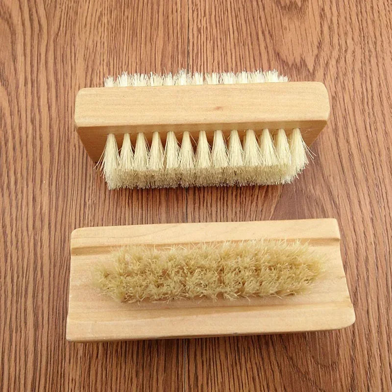 Cepillo de cerdas para manicura y pedicura con mango de madera de doble cara y cerdas de nailon para baño de uñas.