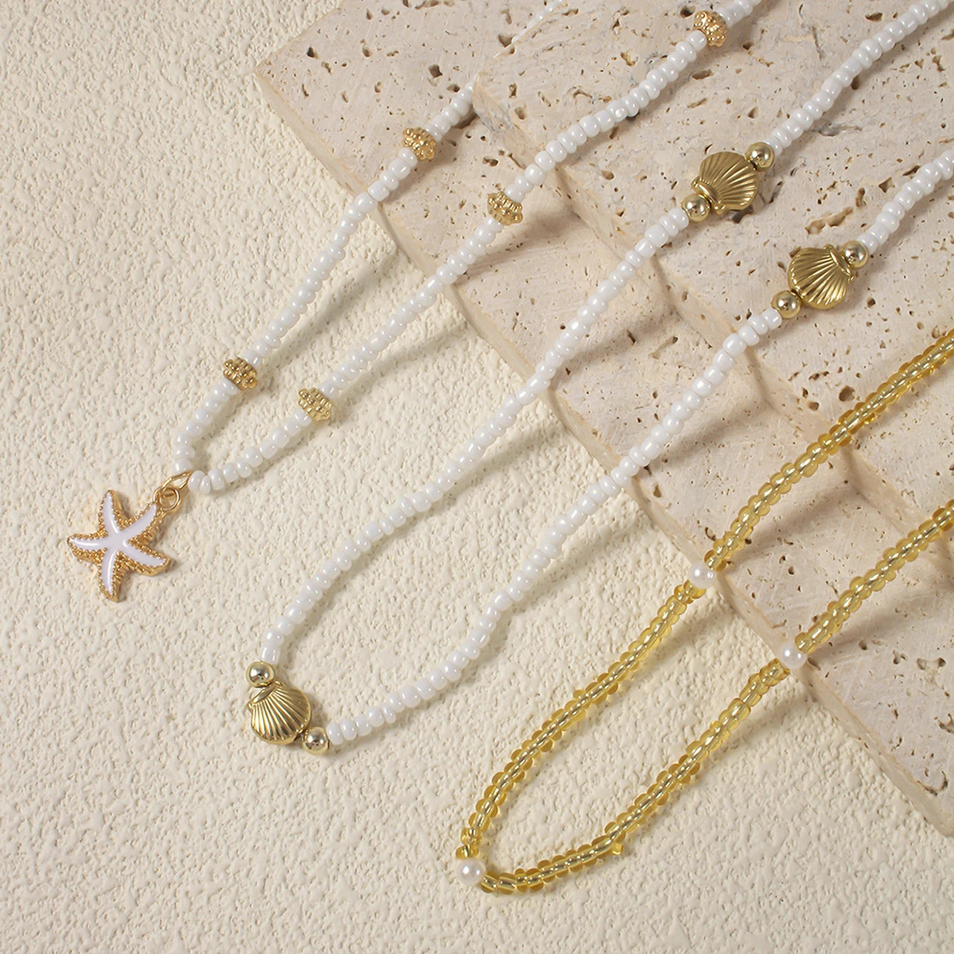 Gargantilla bohemia hecha a mano con cuentas apiladas, delicado collar con colgante de concha de estrella de mar, joyería para mujer para fiestas de playa y vacaciones de verano