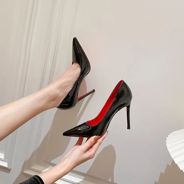 Zapatos de tacón alto con suela roja y charol negro, puntera puntiaguda, sin cordones, tacón fino, sexys, para discoteca, trabajo, temporada de verano.